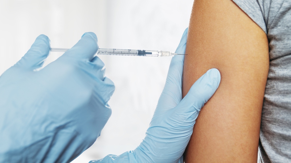 A person receives an injection (Remains/istock.com)