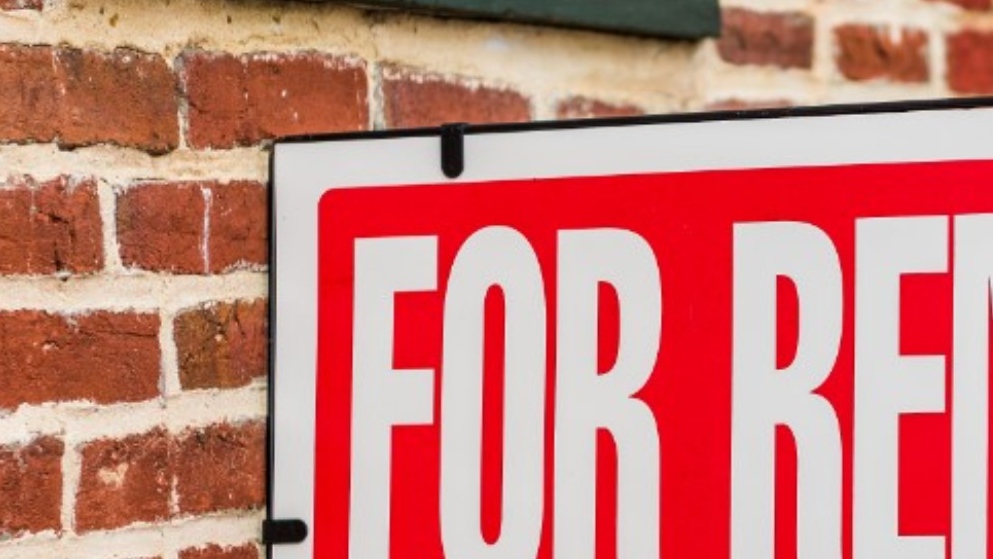 A sign advertising a rental unit. (Shutterstock)