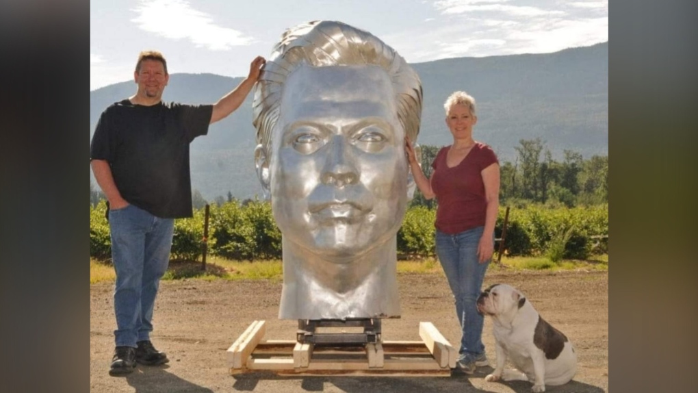 Patung Elon Musk sebagian dibuat oleh seniman BC