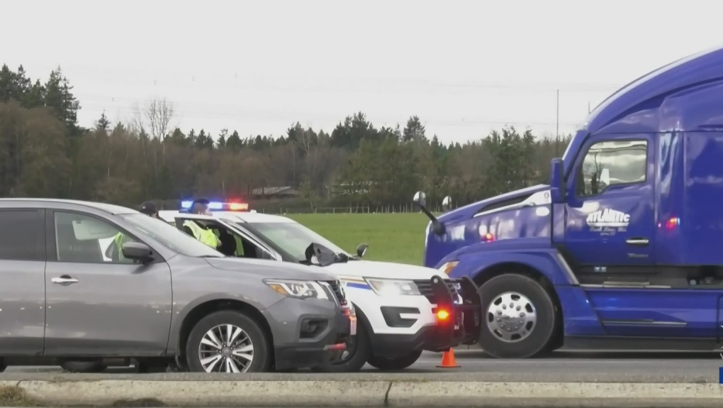 Police get ready for convoy near B.C. border