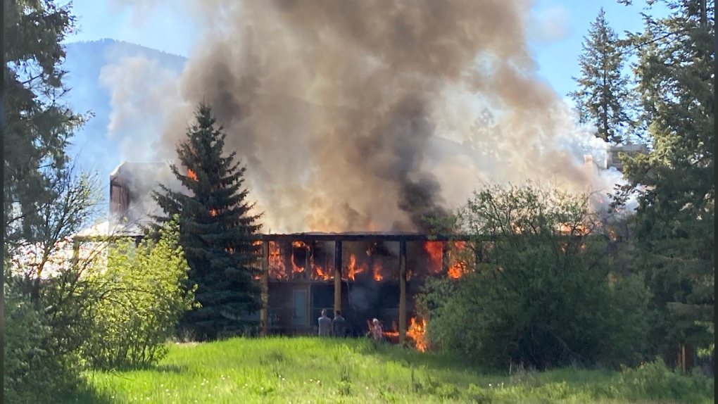 Nouvelles de la Colombie-Britannique: Incendie au complexe Quaaout Lodge à Interior