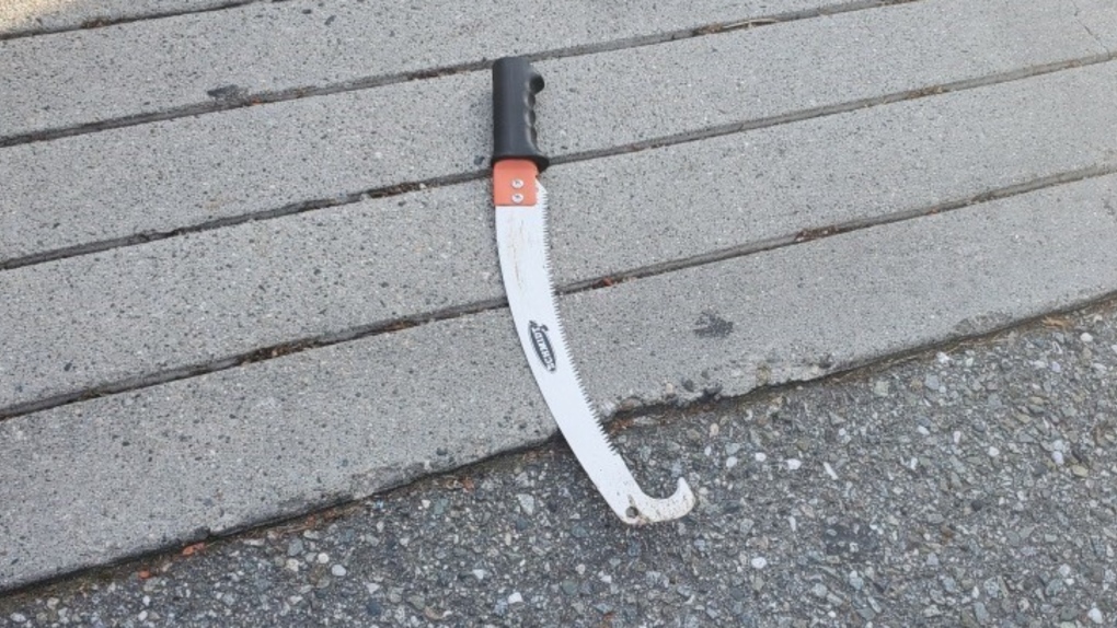 Kejahatan Vancouver: Video menunjukkan pria dengan pisau di stasiun Esso
