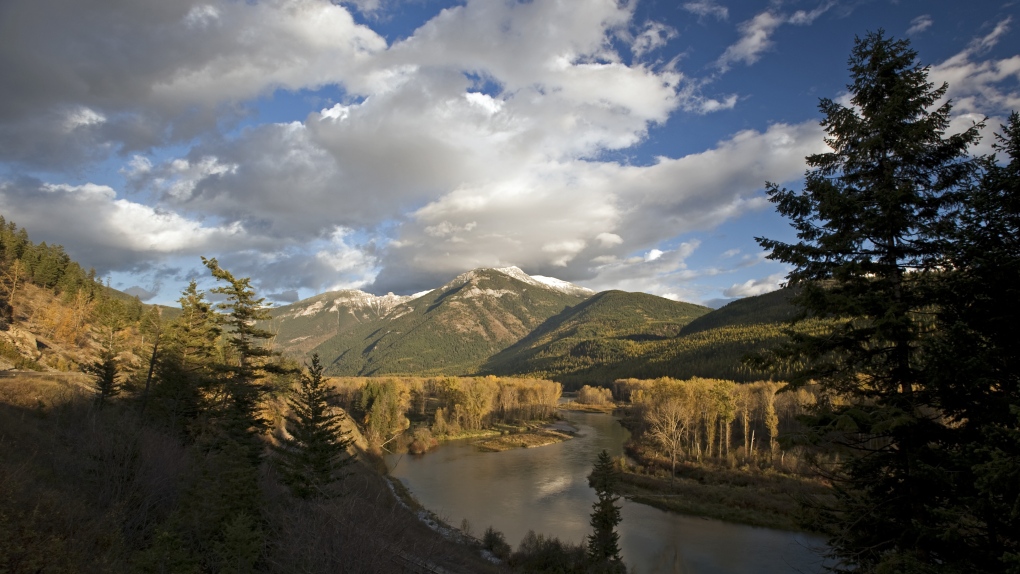 Environment Canada gauges the Elk River depth - Fernie BC News