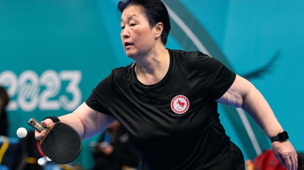 正如加拿大残奥委员会提供的这张讲义图片所示，来自温哥华的斯蒂芬妮·陈 (Stephanie Chan) 在周五的预赛中赢得了五盘惊心动魄的胜利，晋级 2023 年圣地亚哥帕拉泛美洲运动会乒乓球女单半决赛，智利。 加拿大媒体/HO-加拿大残奥委员会

