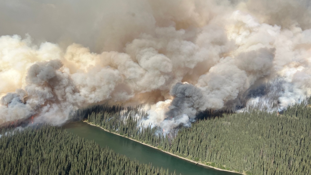 Weekend weather fans 'aggressive' wildfire activity in central B.C