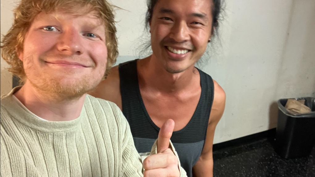 Daniel Lew đang biểu diễn ngoài trời bên ngoài buổi biểu diễn của Ed Sheeran ở Vancouver thì siêu sao toàn cầu này mời anh vào trò chuyện. (Ảnh: Daniel Lew)